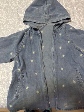 Chaqueta tejana bordada flores