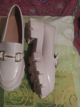 Scarpe Yes Bonbon beige con fibbia dorata