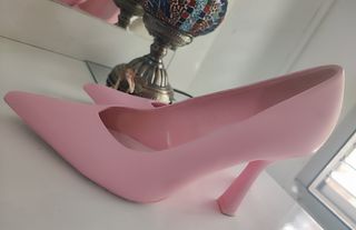 Zapatos de tacón rosa.