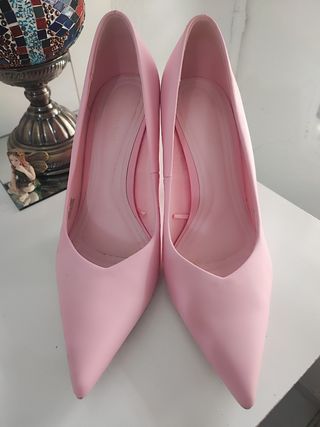 Zapatos de tacón rosa.