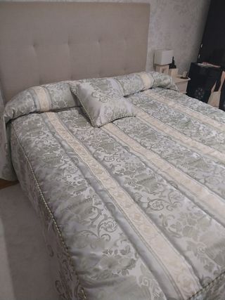 Edredón y cojín estampado. Cama 135 cms