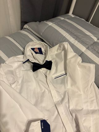 Camisa blanca con pajarita azul