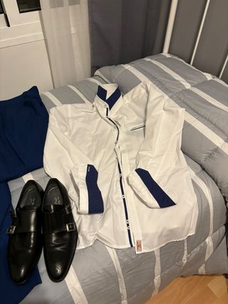 Camisa blanca con pajarita azul