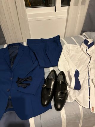Camisa blanca con pajarita azul