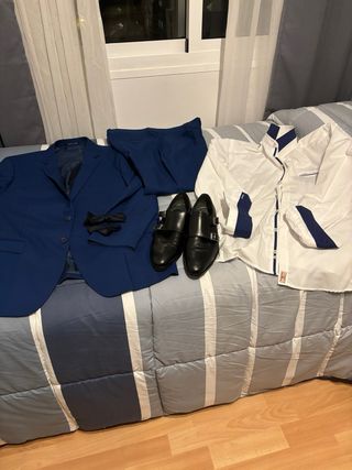 Camisa blanca con pajarita azul