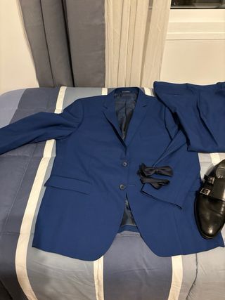 Camisa blanca con pajarita azul