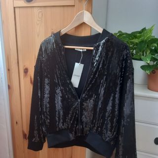 Cazadora bomber lentejuelas Oysho negra
