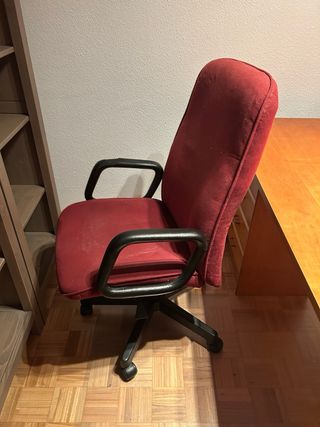 Silla de oficina ergonómica roja