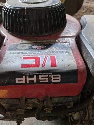 Desbrozadora de ruedas amarilla de cuchilla