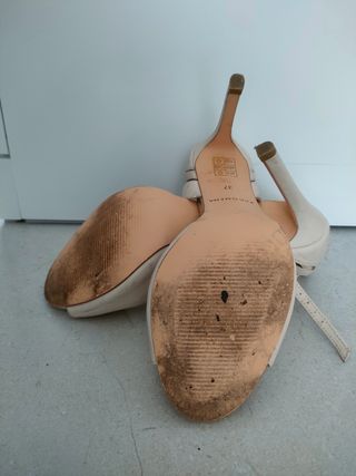 Sandalias beige y doradas de tacón 3 puestas
