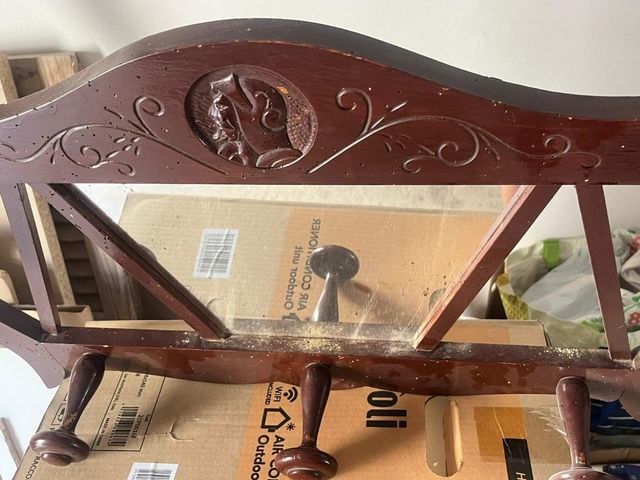 Perchero de madera con espejo decorado