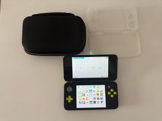 Nintendo New 2DS XL Negra y Amarilla