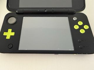 Nintendo New 2DS XL Negra y Amarilla