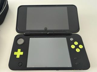 Nintendo New 2DS XL Negra y Amarilla