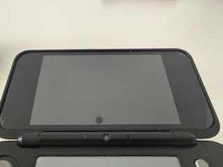 Nintendo New 2DS XL Negra y Amarilla