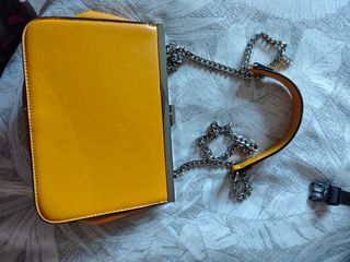 Bolso de mano amarillo con cadena