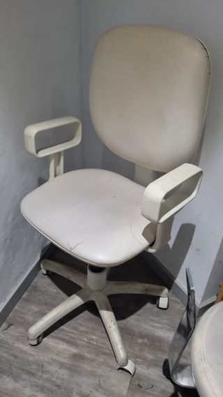 Silla de escritorio blanca - Falta rueda