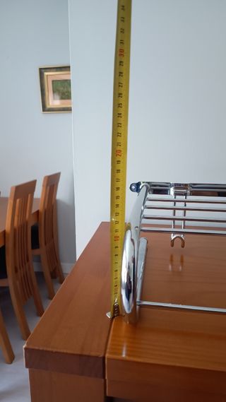 Repisa y perchas de metal para baño