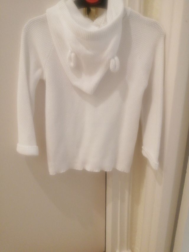 Chaqueta blanca con capucha para niños@ de 2 años.