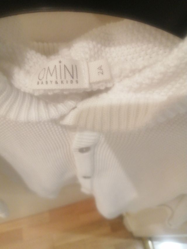 Chaqueta blanca con capucha para niños@ de 2 años.