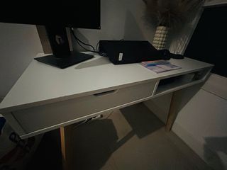 Escritorio blanco con patas de madera