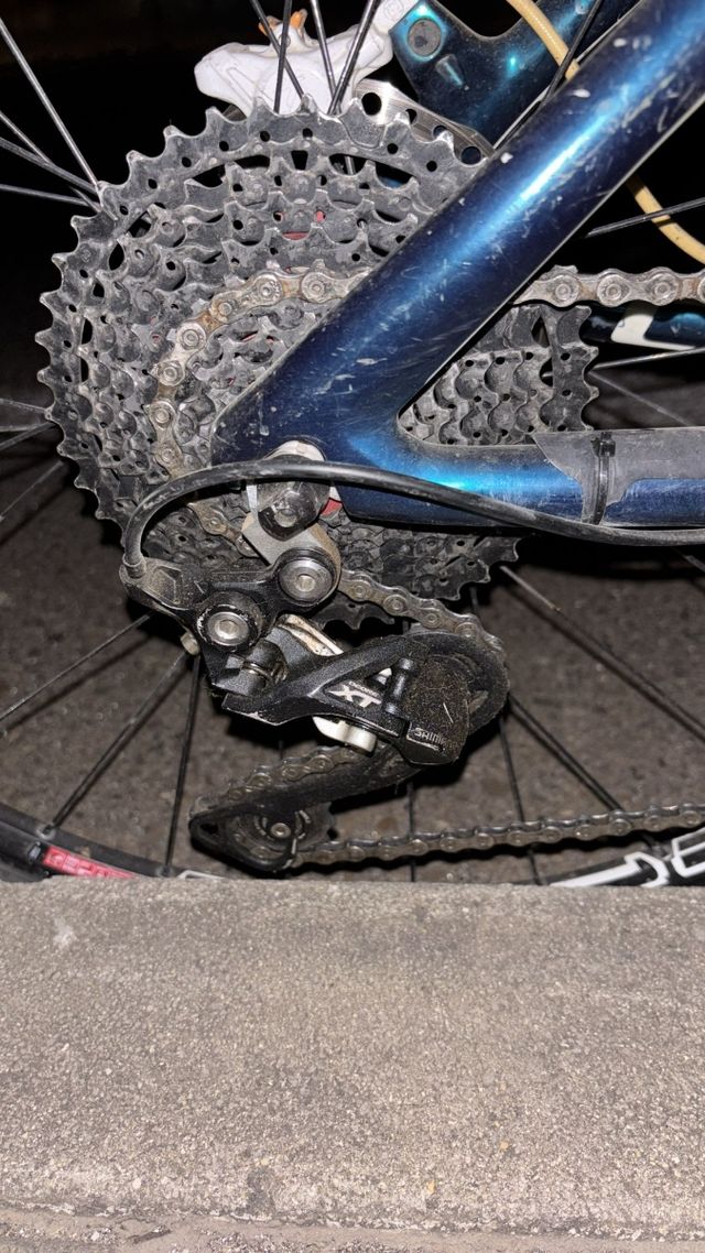 Bicicleta de carbono GT