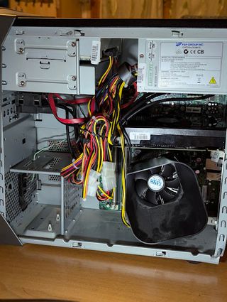 Mini Tower PC Medion per pezzi di ricambio