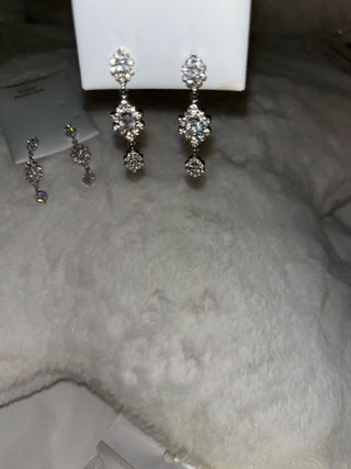 Pendientes largos plateados con pedrería 