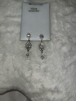 Pendientes largos plateados con pedrería 