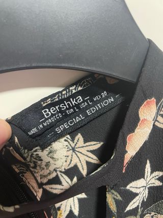 Mono Bershka floral negro talla L