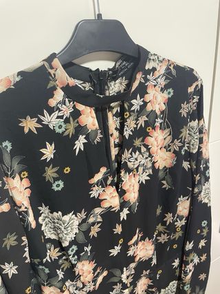 Mono Bershka floral negro talla L