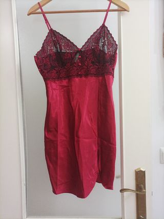 Camisón satén burdeos encaje