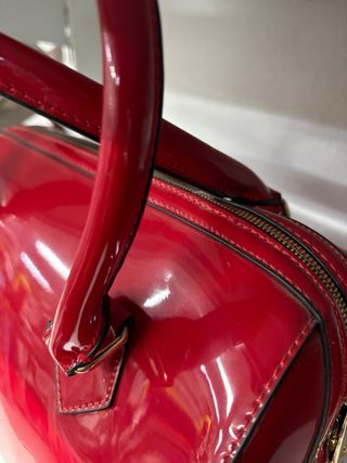 Bolso rojo charol con placas metálicas