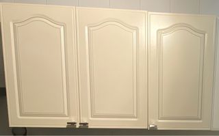 Muebles de cocina beige y blancos