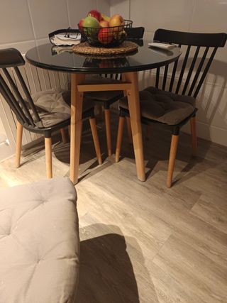 Mesa redonda cristal y 4 sillas madera