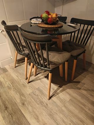 Mesa redonda cristal y 4 sillas madera