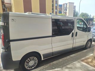 Renault Trafic 2006 con panel solar