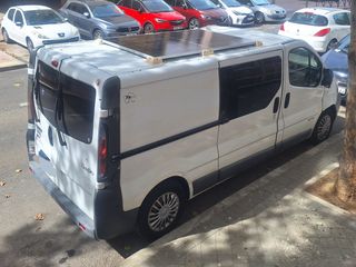 Renault Trafic 2006 con panel solar