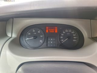 Renault Trafic 2006 con panel solar