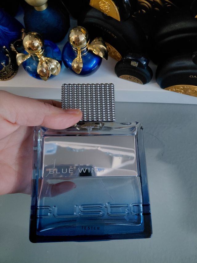 Bottiglie di profumo vuote