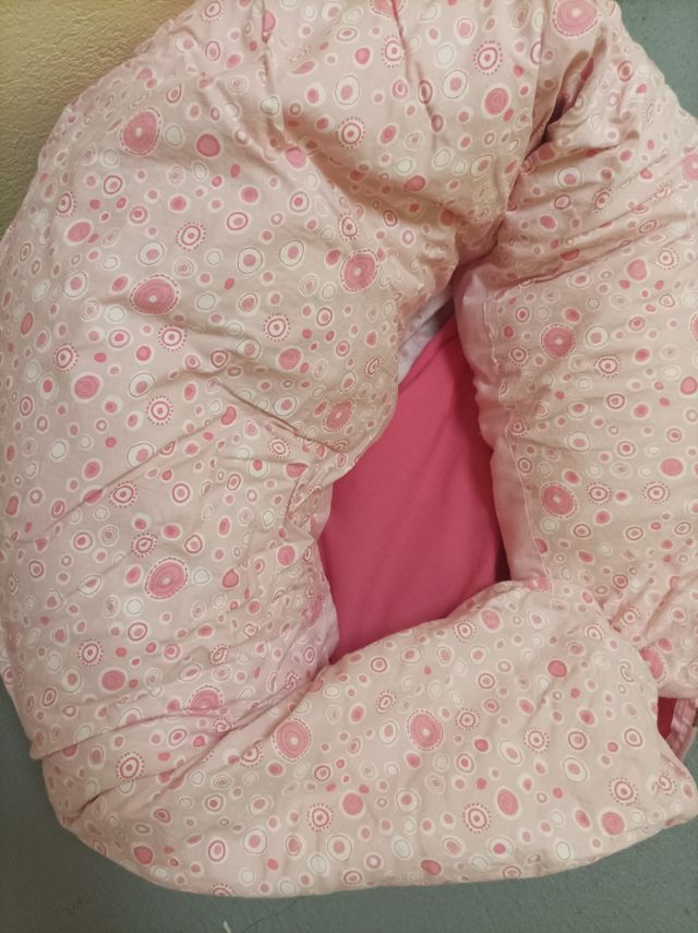 Cojín de lactancia rosa con conejito