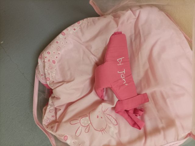 Cojín de lactancia rosa con conejito