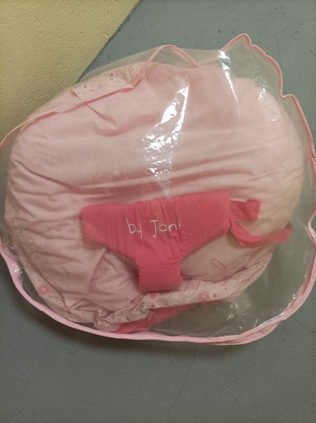 Cojín de lactancia rosa con conejito