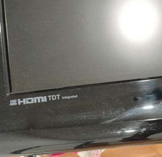 OKI TV con soporte de pared