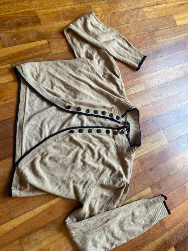 mini Jersey beige con botones negros