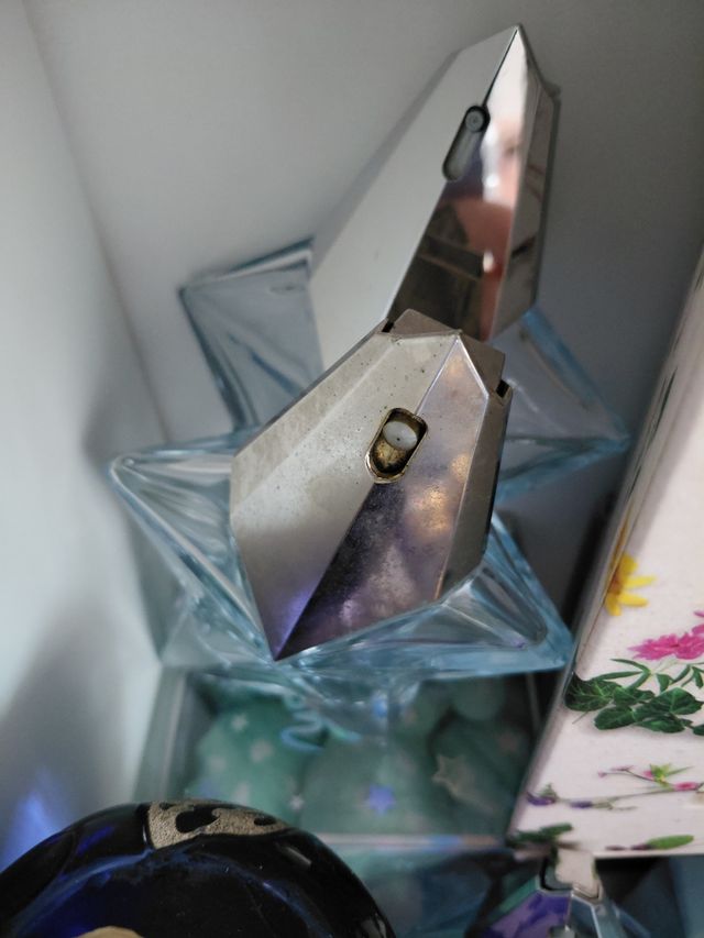 Bottiglie di profumo vuote