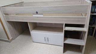 Cama alta infantil con escritorio y estanterías