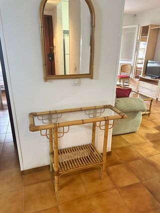 Mueble recibidor mimbre y cristal