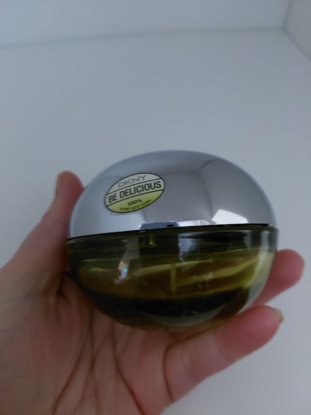 Bottiglie di profumo vuote