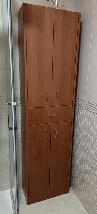 Armario de pie para baño.
